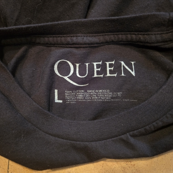 QUEEN black tshirt with gold red accents on the print front back mens BNWOT - Picture 5 of 15